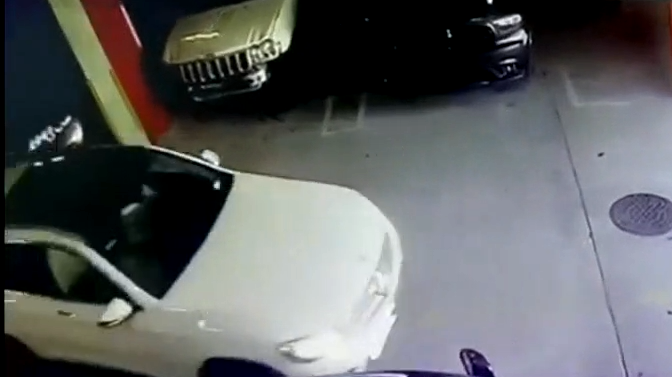 Ladrón se lleva un Mercedes SUV de estacionamiento en Brickell