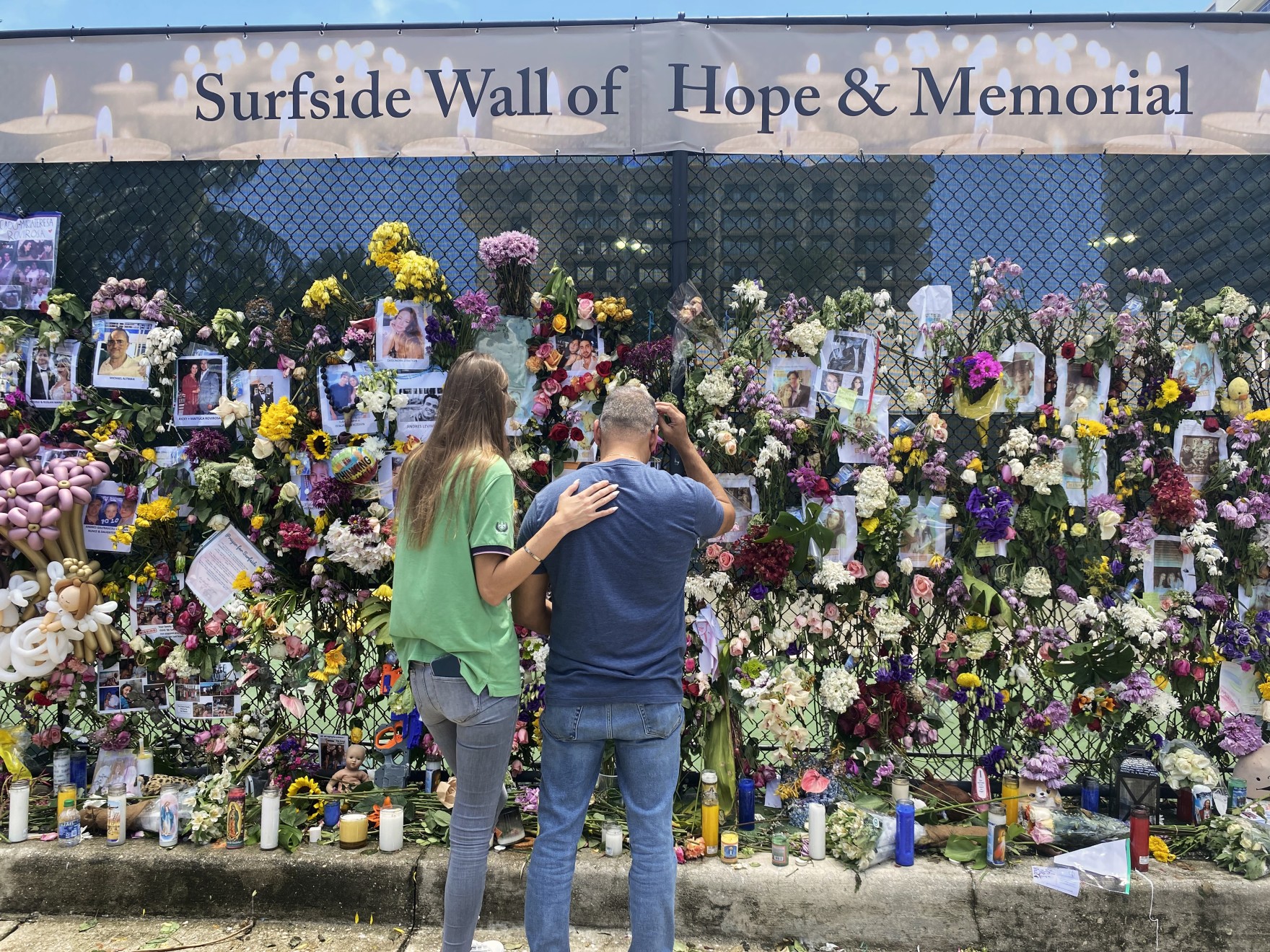 A un mes del colapso de Surfside, la comunidad lamenta y honra a las víctimas