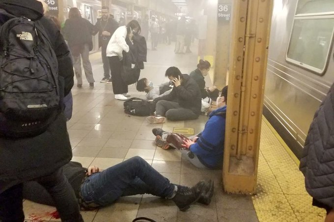 ¡Terror en Nueva York! Tiroteo en un metro de Brooklyn dejó 13 heridos (Videos)