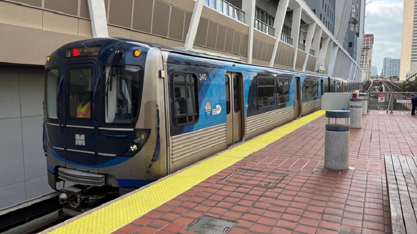 Captan a dos personas viajando sobre el techo del Metrorail en Coconut Grove