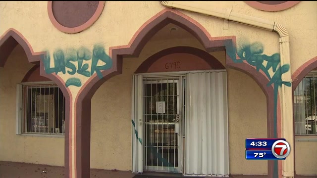Nuevamente vandalizan mezquita de Miami con graffitis