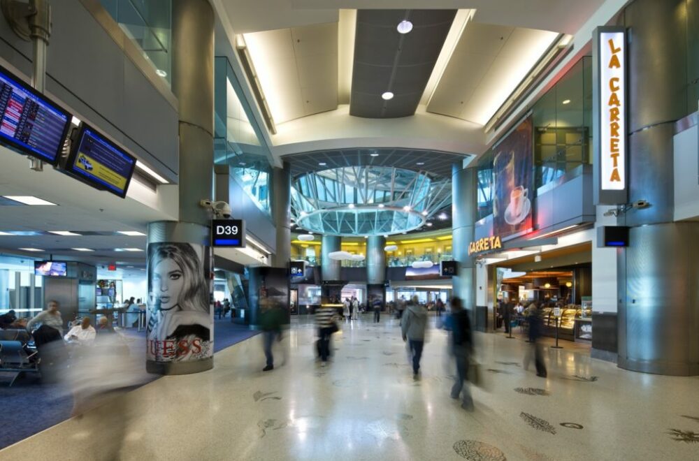 Tras las rejas: Mujer bromea con llevar una bomba en el Aeropuerto de Miami
