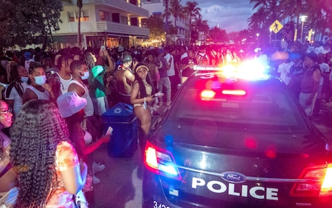 Miami Beach establece toque de queda debido a las multitudes incontrolables