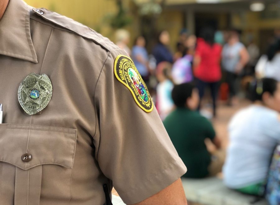 Policía de Miami-Dade arrestado por agresión sexual a su hijo y otros menores