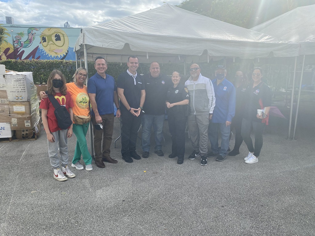 Miami Rescue Mission cumplió con su tradición de alimentar a las personas sin hogar en Acción de Gracias