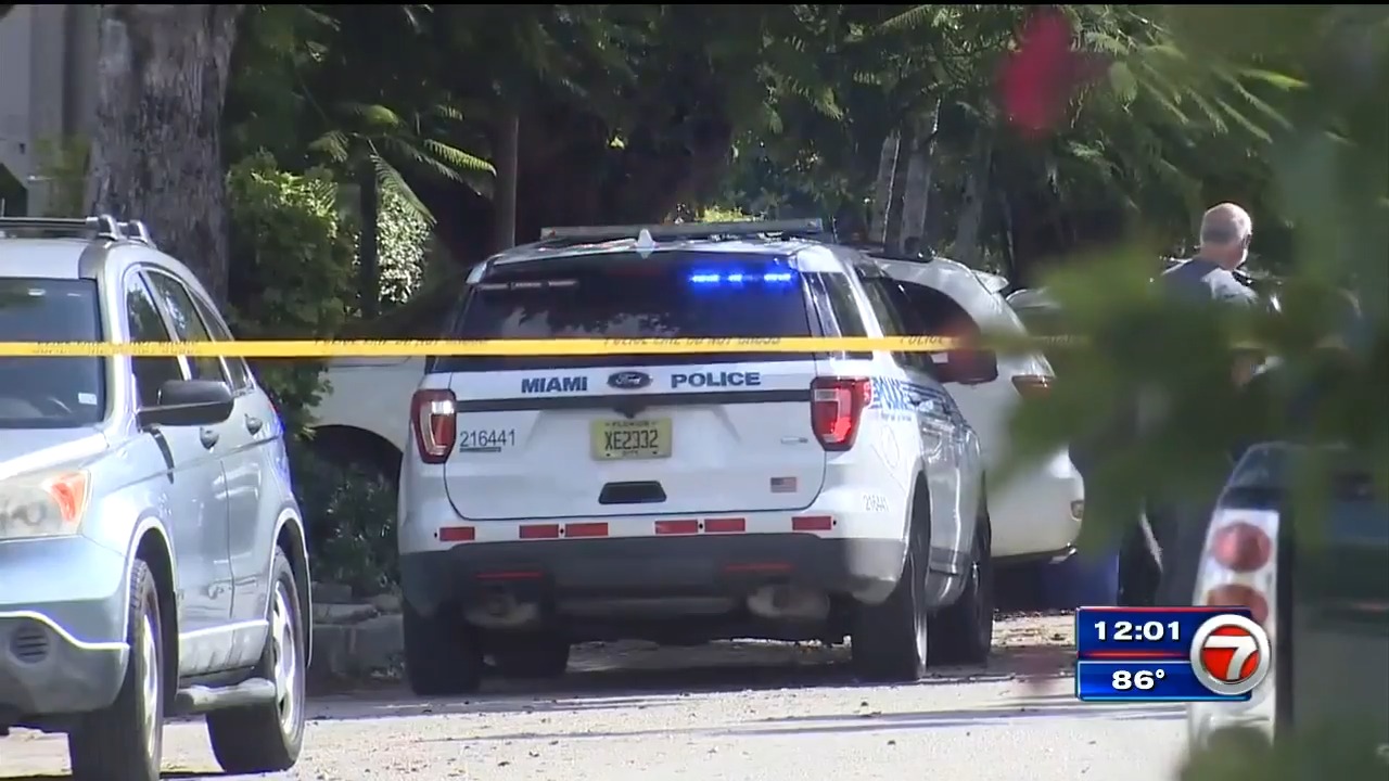 Policía investiga la misteriosa muerte de un anciano asesinado en su casa en Miami