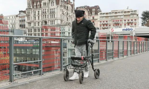 Hombre paralítico caminó gracias a implante experimental