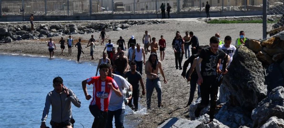 Más de 5.000 migrantes nadaron desde Marruecos hasta España