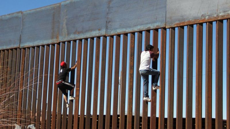 Muere migrante mexicano al caer del muro fronterizo