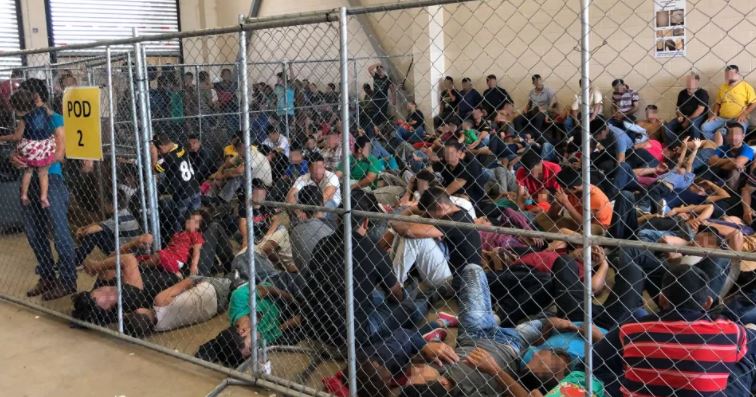 El gobierno de Biden prepara un plan para reducir drásticamente el número de familias migrantes bajo custodia del ICE