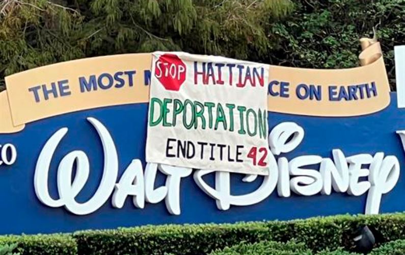Migrantes ponen pancartas en Disney y piden ciudadanía de EEUU