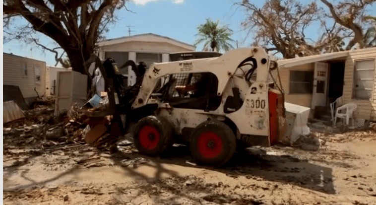 Migrantes se sienten orgullosos de trabajar en Florida tras el paso del huracán Ian