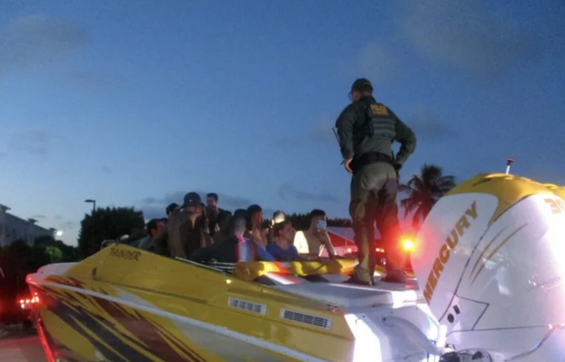 Descubren 32 migrantes cubanos ocultos en una lancha