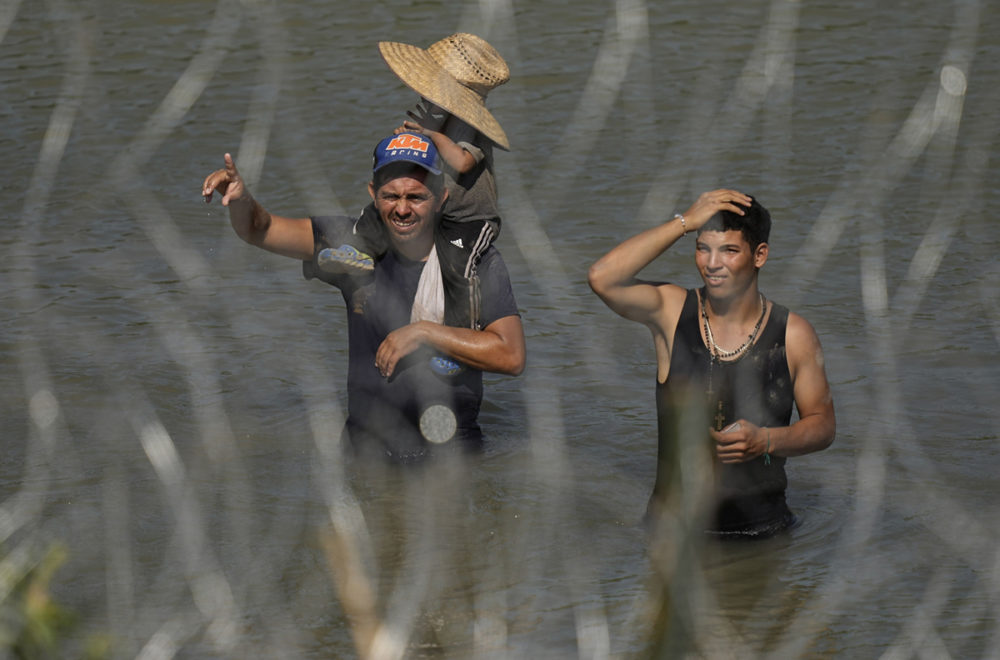 ¿Qué pasa en la frontera? Agentes de Texas empujan a migrantes al río para impedir su paso