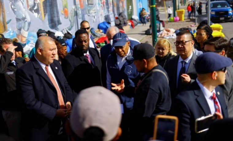 Fotos: Alcalde de Nueva York pasó noche en refugio de migrantes
