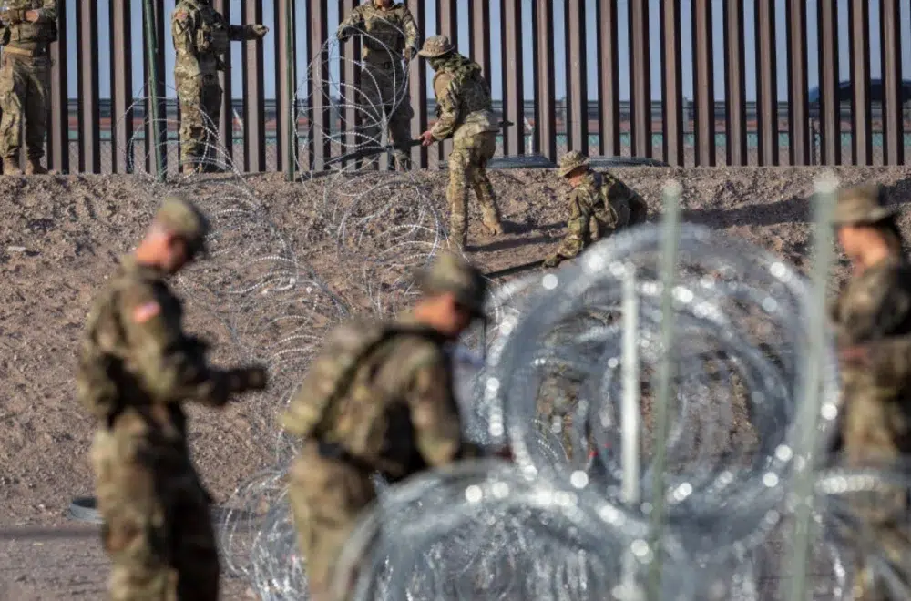 Texas impide paso de migrantes irregulares con alambre de púa en la frontera
