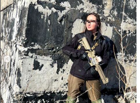 Miss Ucrania se unió a civiles que defienden a su país con rifles