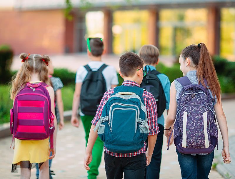 Escuelas del condado de Broward prohiben el uso de mochilas