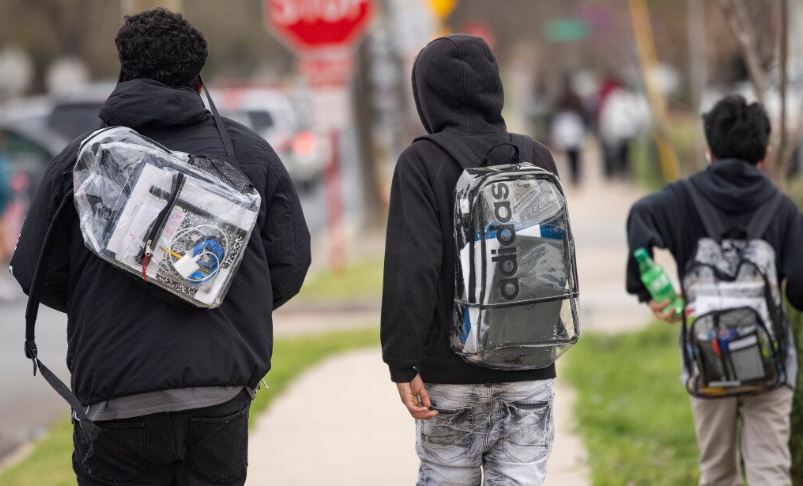 Estudiantes deberán llevar mochilas transparentes para prevenir tiroteos en escuelas