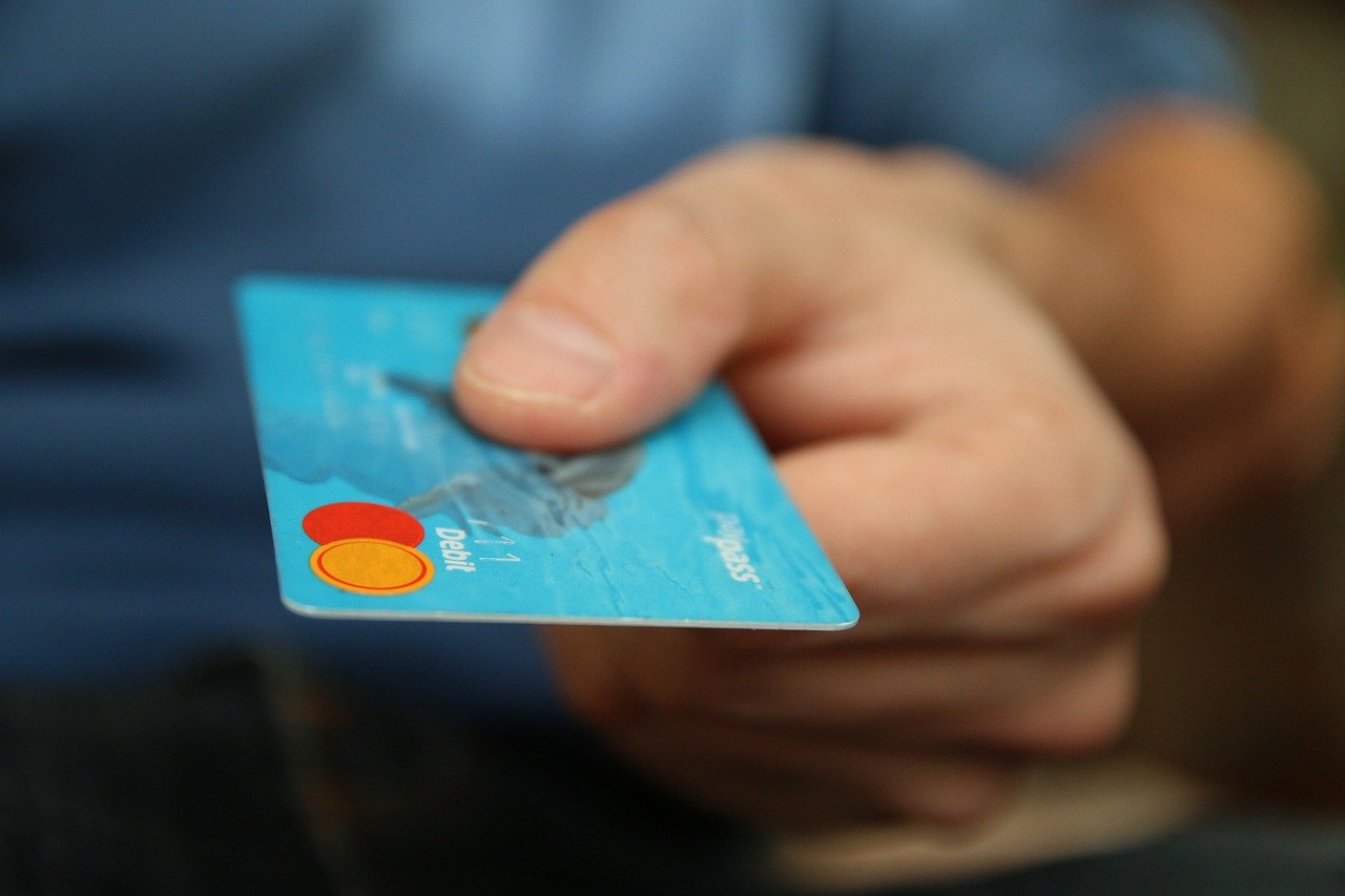 Pagos atrasados con tarjetas de crédito están a niveles bajos en EE.UU