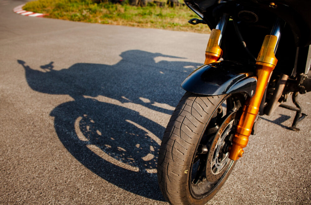 Motociclista pierde una pierna y parte del brazo durante brutal choque en Weston