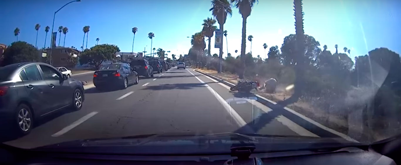 ¡El Karma existe! Vea lo que le sucedió a un motociclista tras patear el retrovisor de un carro
