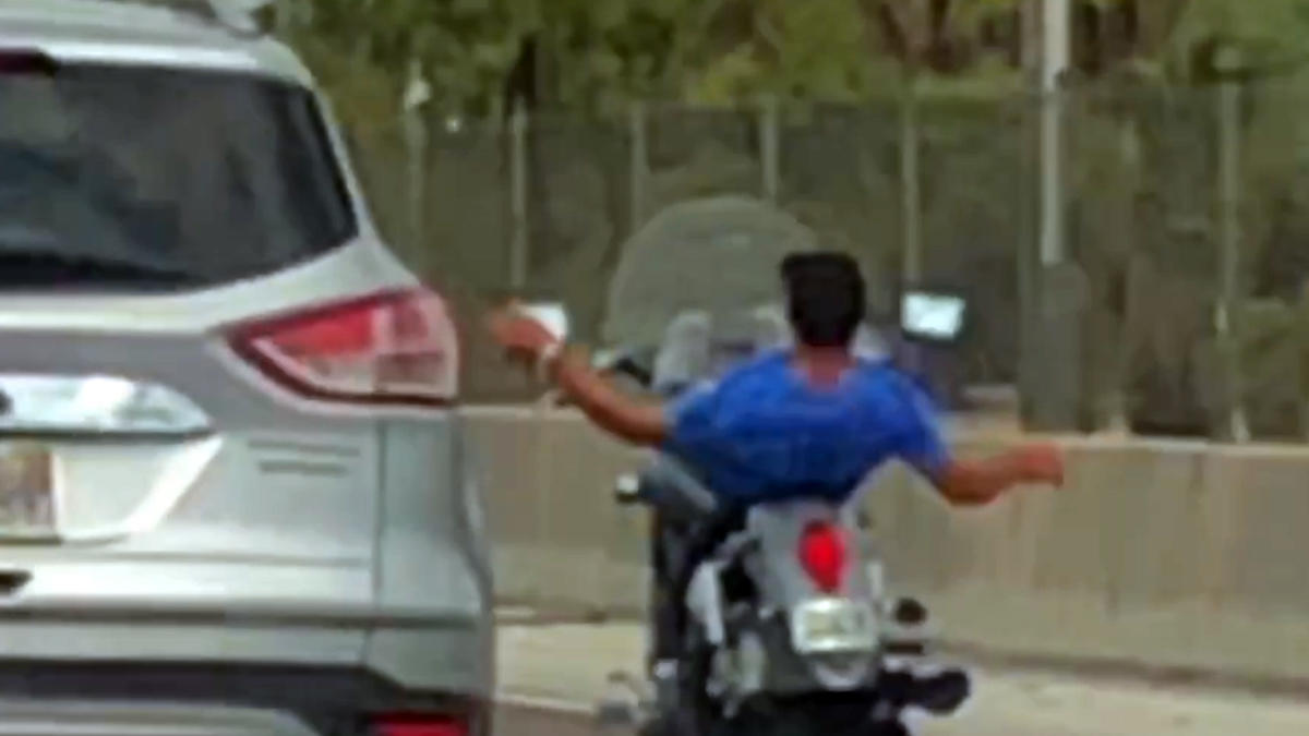 Motociclista captado en video mientras hace acrobacias en autopista de Florida
