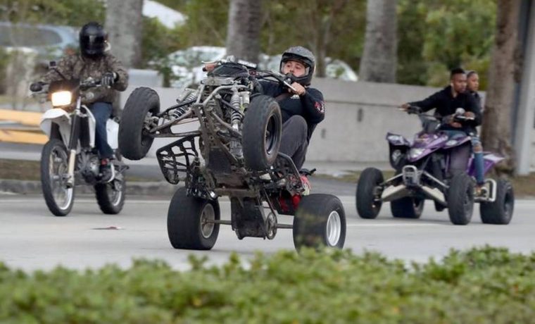 Motos todoterreno se apoderaron de autopistas en Miami; policía alerta