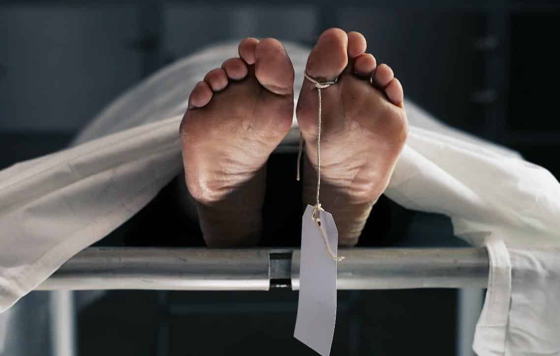 ¡Insólito! “Muerto” vuelve a la vida en la mesa de autopsias en India