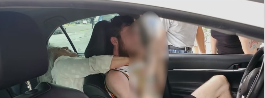 Mujer estrangula y muerde a conductor de Uber en Florida (VIDEO)