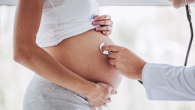 ¿Deberían las mujeres embarazadas vacunarse contra el coronavirus?