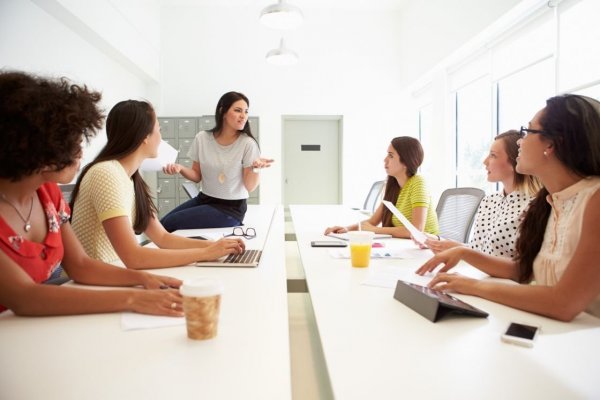 Descubre las ciudades donde las mujeres tienen mayor salario que los hombres en EEUU