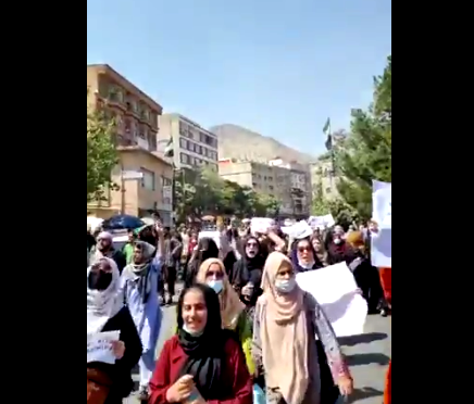 Mujeres exigen a los talibanes en Kabul respeto a sus derechos