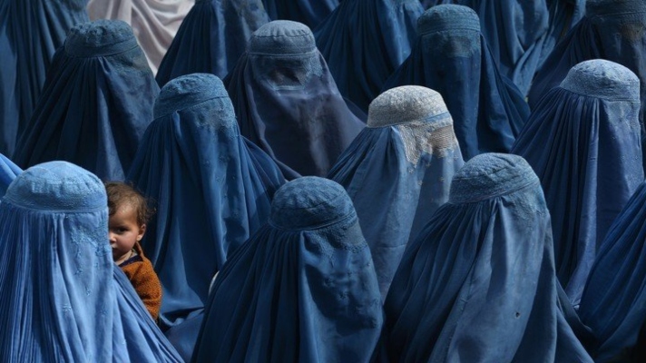 Las 29 prohibiciones de los talibanes que enfrentarán las mujeres en Afganistán