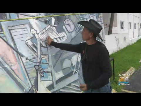 Artista de Dallas regala un mural a víctimas y rescatistas en Surfside