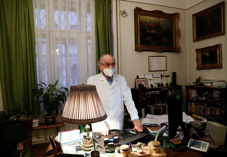Médico de 97 años sigue viendo pacientes en Hungría