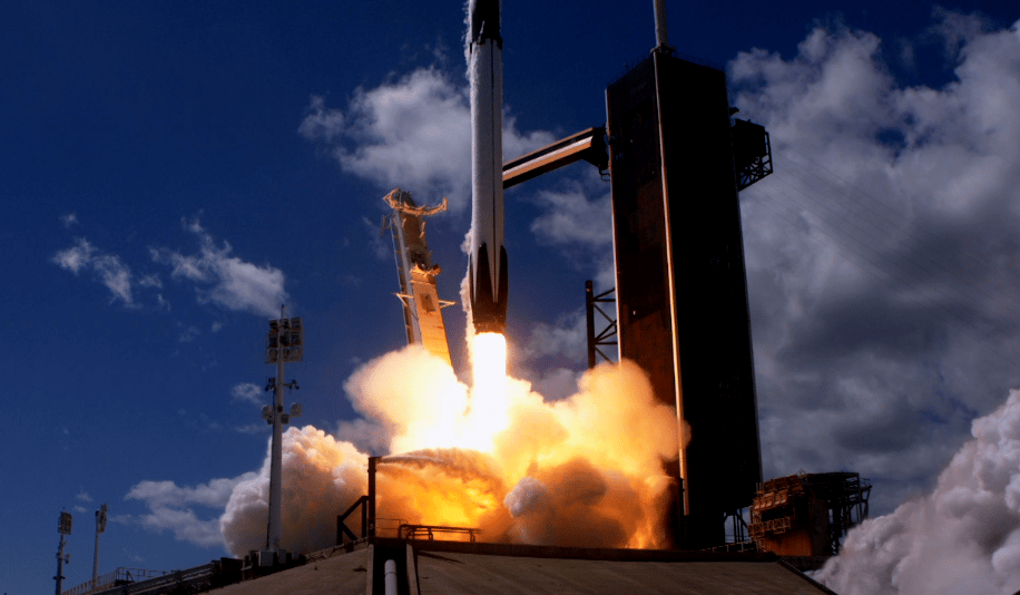 La NASA y SpaceX lanzan la misión Crew-5 a la Estación Espacial Internacional