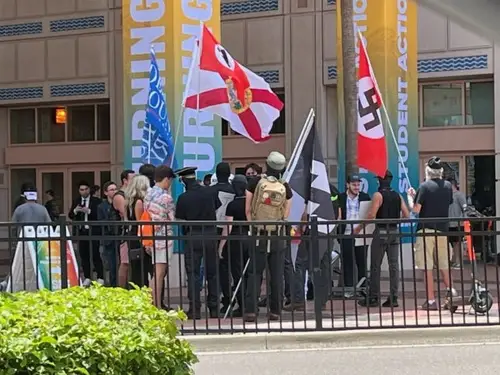 Museo del Holocausto de Florida condenó el ondear banderas Nazi fuera de una conferencia conservadora