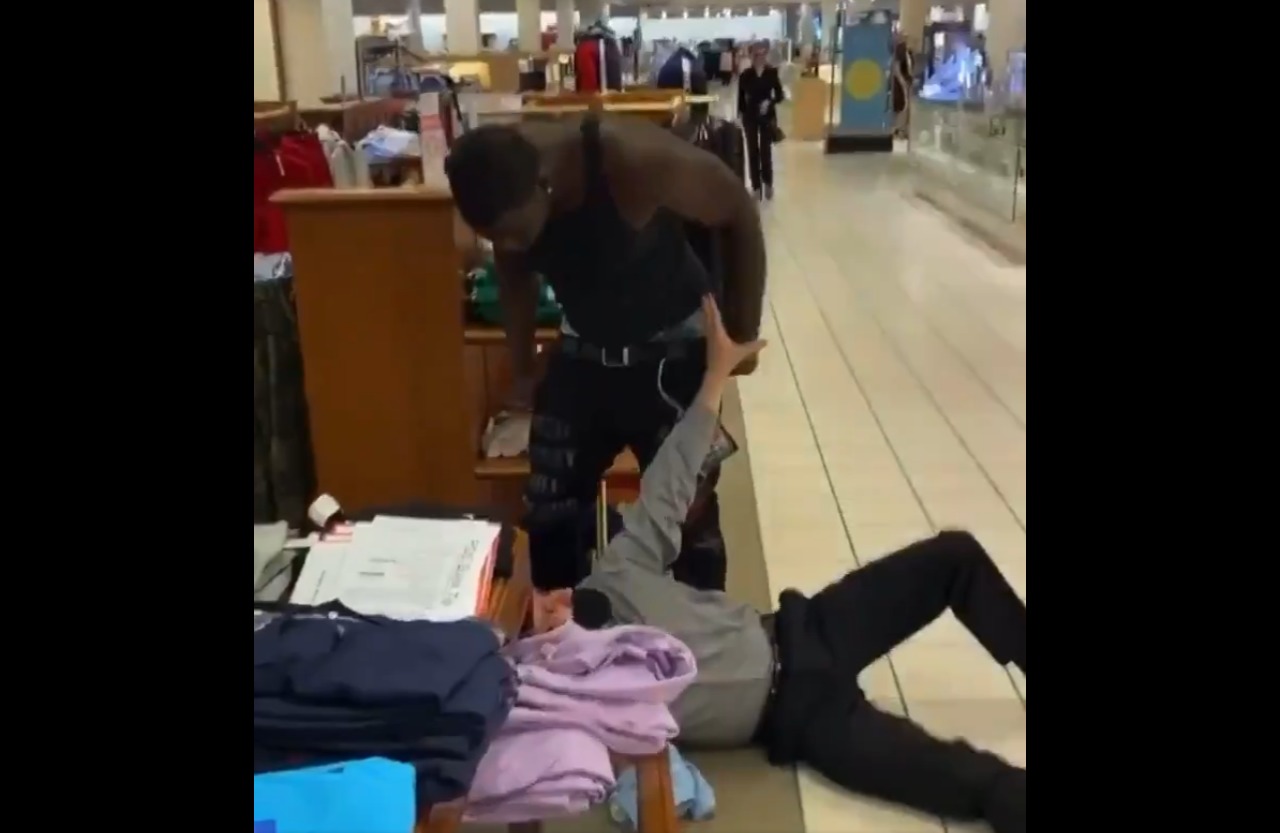 Hombre negro golpea a empleado de Macy´s por presunto insulto racial
