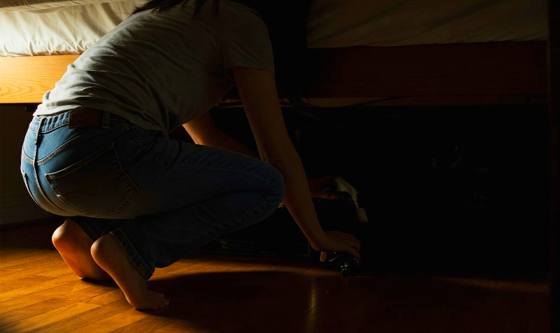 Un niño temía por “monstruo” bajo su cama: Niñera encontró algo más escalofriante