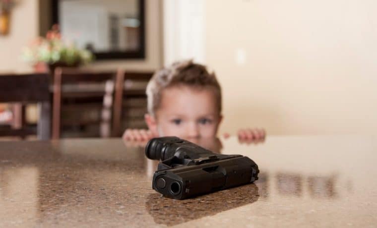 Niño de cuatro años fue grabado deambulando en un edificio con un arma cargada