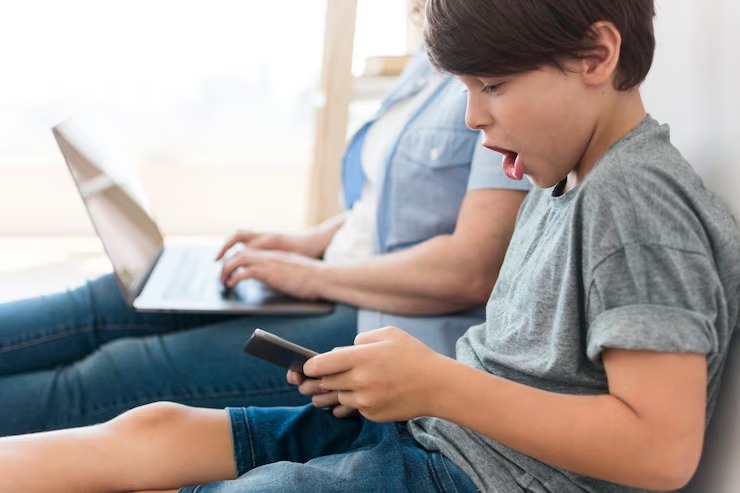 Menores de edad necesitarían permiso legal de sus padres para usar redes sociales