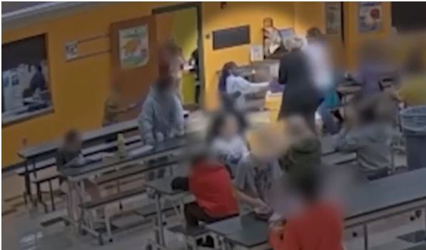 ¡Asqueroso! Maestra obligó a alumna de 9 años a comer de la basura (Video)