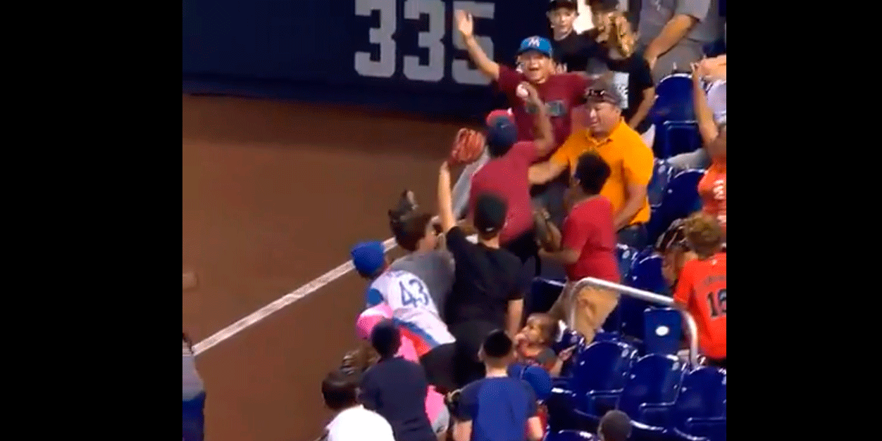 ¡Increíble! Un niño fanático atajó par de fouls conectados por Martín Prado en un mismo inning (+Video)