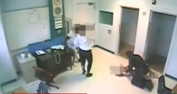 Arrestan a un oficial después de que un video lo captó golpeando a un estudiante