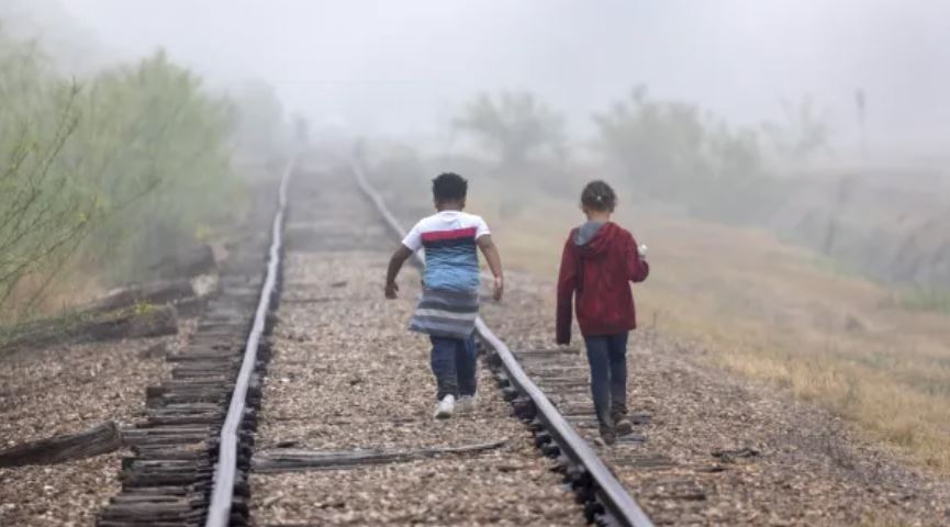 Biden cancela política que expulsa a niños migrantes de la frontera
