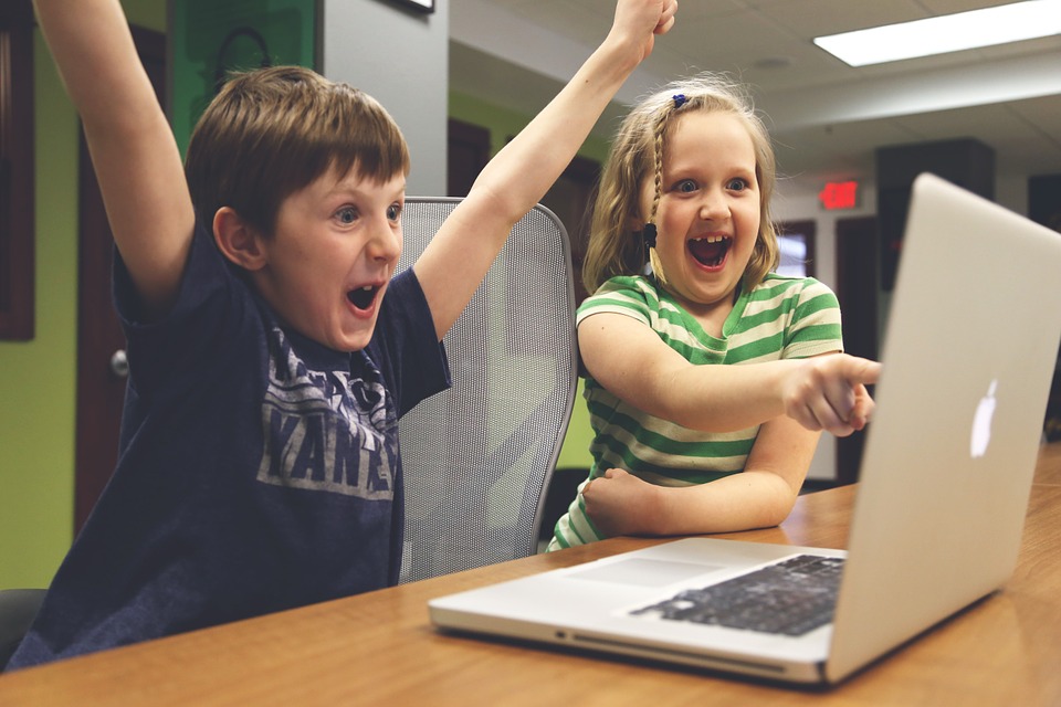 ¿Estudios a distancia? Tutora hace que el aprendizaje en línea sea divertido para niños en cuarentena