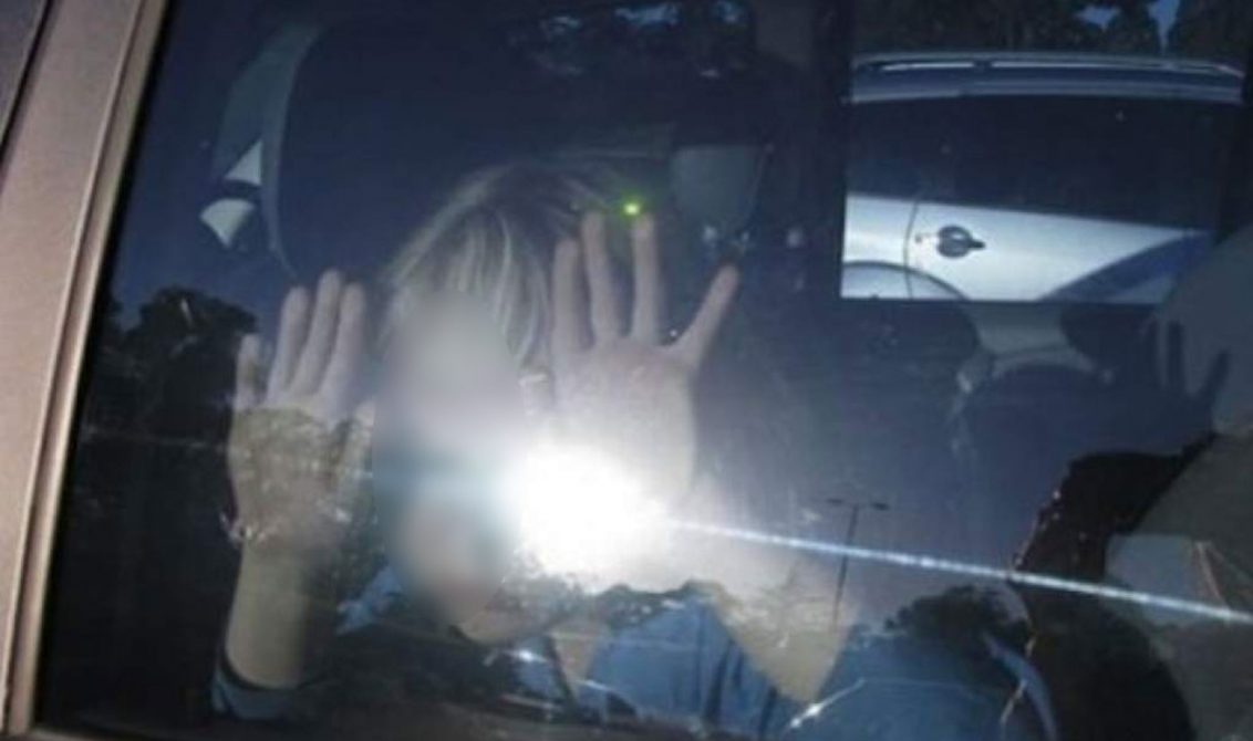 Acusan a madre de negligencia infantil por dejar a su hija en el carro para buscar trabajo