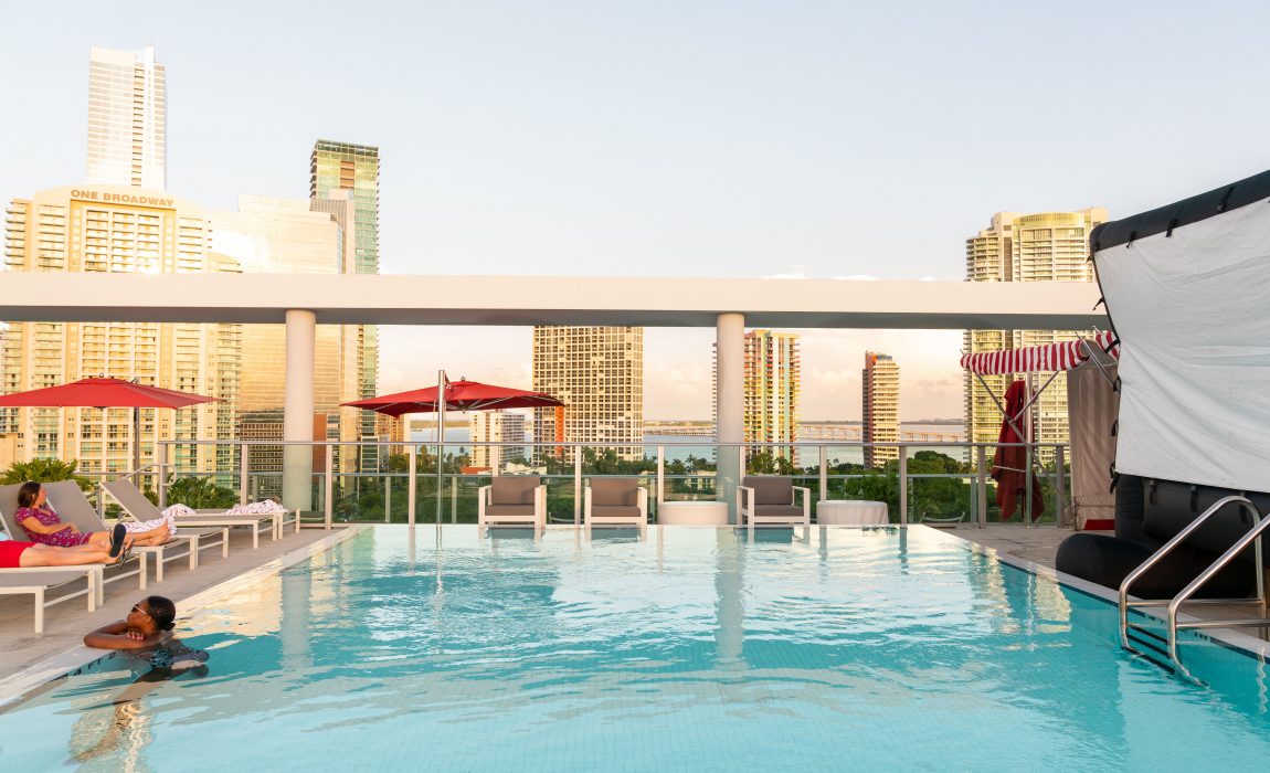 ¿Con calor? Escápate a las increíbles piscinas de estos dos hoteles de Brickell