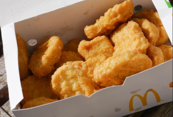 Mamá demandó a niñera por alimentar con nuggets de McDonald’s a sus hijos vegetarianos